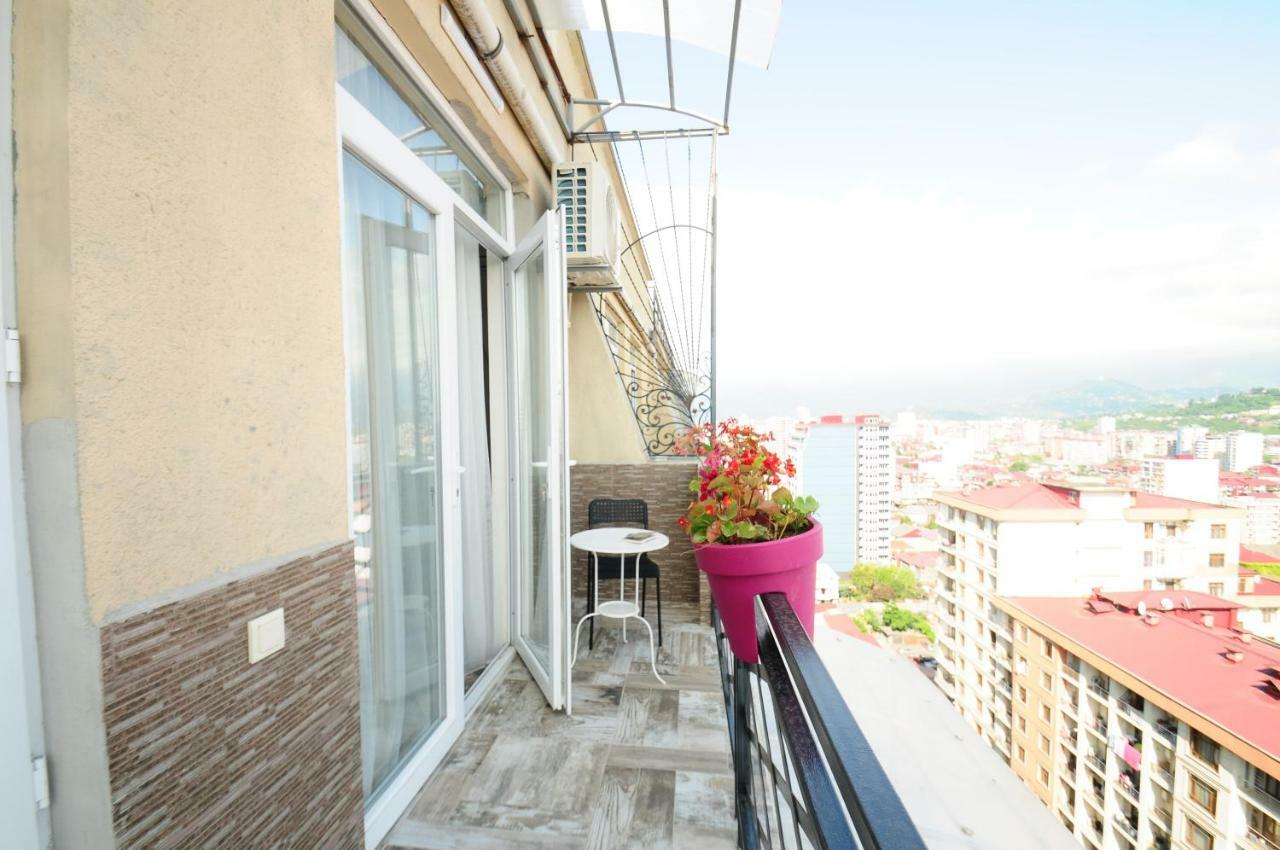 Apartments With A View Of The Trinity Holy バトゥーミ エクステリア 写真