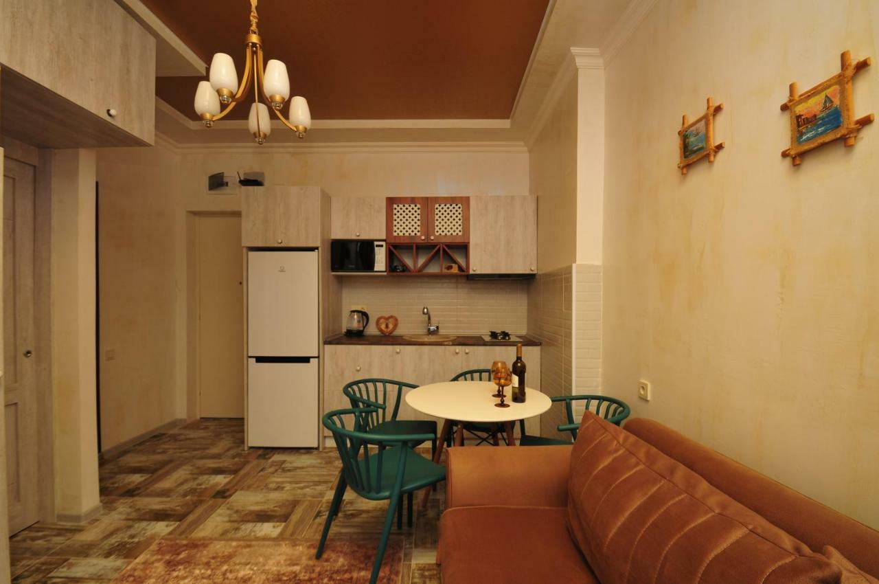 Apartments With A View Of The Trinity Holy バトゥーミ エクステリア 写真